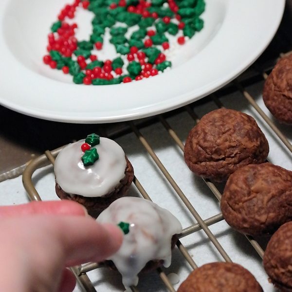 Decorating bon-bon cookies